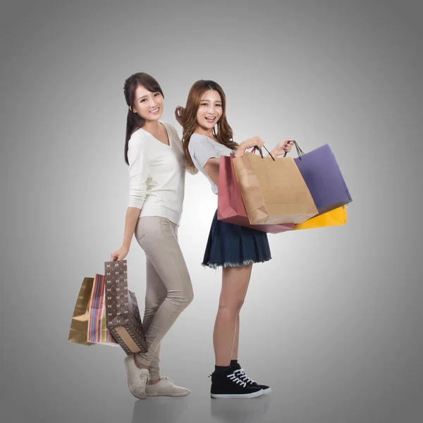Glücklich lächelnde Shopping-Girls — Stockfoto