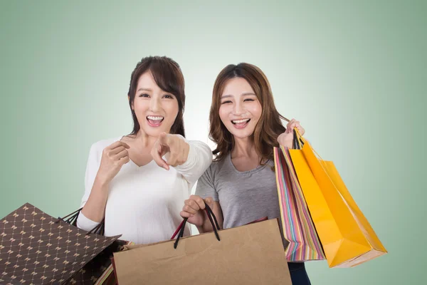 アジアの女性のショッピング — ストック写真