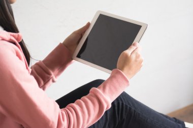 Asyalı kız evde yastık kullanın