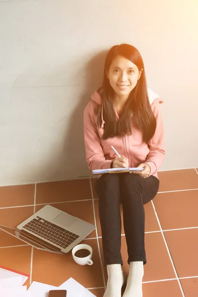 Mujer trabajando en casa —  Fotos de Stock