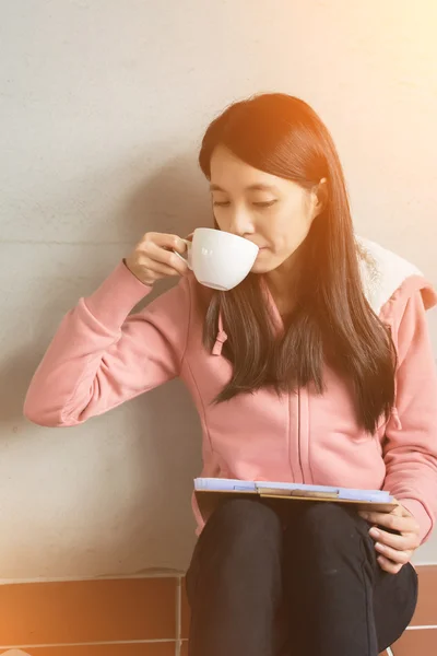 家で働く女性 — ストック写真