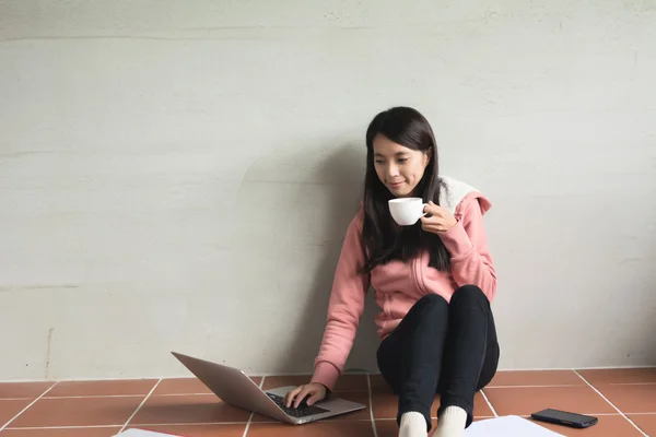 Woman working at home — Stock Photo, Image