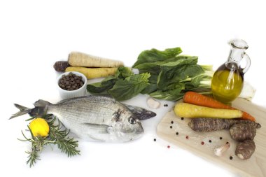 Beyaz arka planda izole edilmiş taze balık