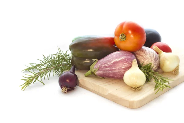 Verano verduras con wodden tabla de cortar en blanco —  Fotos de Stock