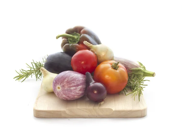 Vegetais de verão com tábua de corte wodden em branco — Fotografia de Stock