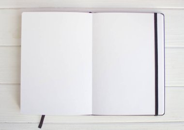 Beyaz ahşap üzerine beyaz boş çizim defteri sayfaları