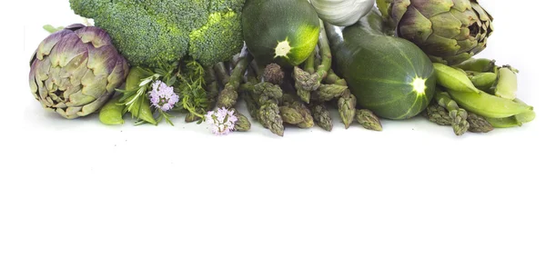 Свіжі зелені овочі на білому — стокове фото