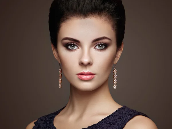 Portrét móda mladé krásné ženy s šperky — Stock fotografie