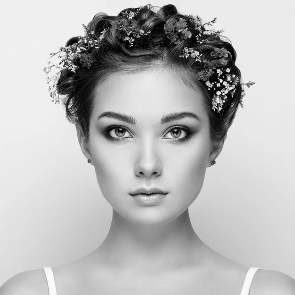 花で飾られた美しい女性の顔 — ストック写真