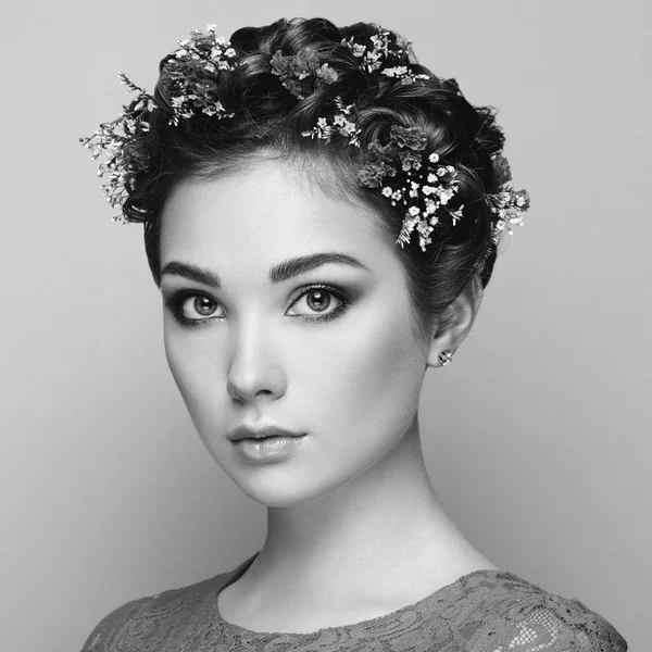 Cara de mujer hermosa decorada con flores — Foto de Stock