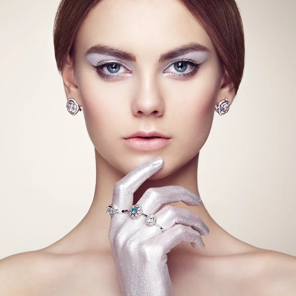 Retrato de moda de joven hermosa mujer con joyas —  Fotos de Stock