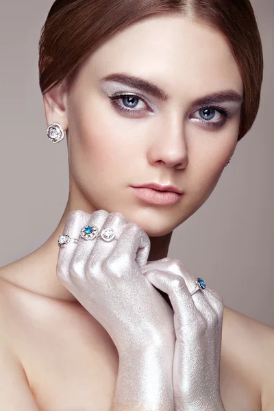 Retrato de moda de joven hermosa mujer con joyas —  Fotos de Stock