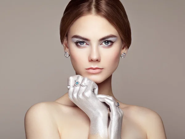 Retrato de moda de joven hermosa mujer con joyas — Foto de Stock