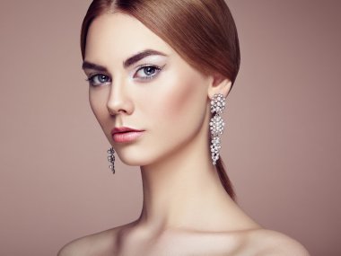 Moda takı ile genç güzel kadın portresi