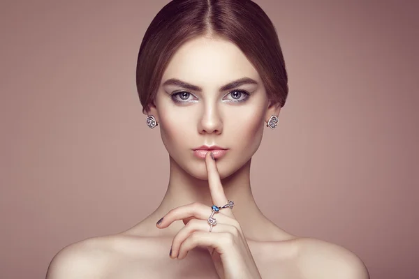 Portrait de mode de jeune belle femme avec des bijoux — Photo