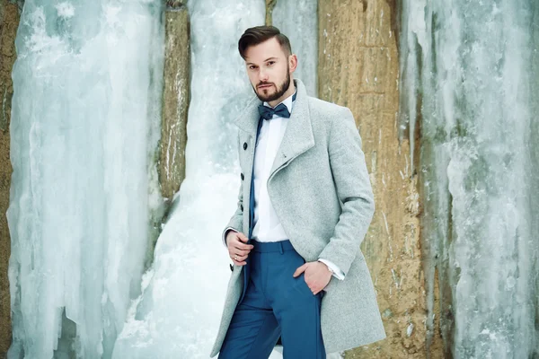 Außenporträt eines gutaussehenden Mannes im grauen Mantel — Stockfoto