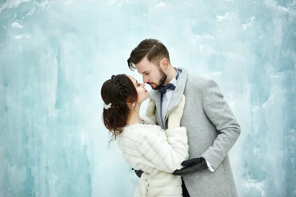 Happy couple hugging on rock on the background of nature — Stock Photo, Image