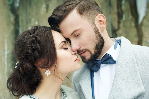 Happy couple hugging on rock on the background of nature — Stock Photo, Image