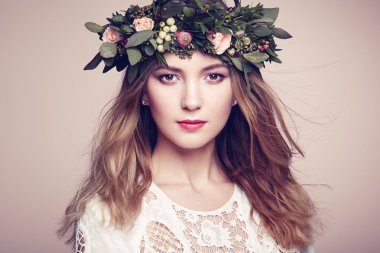 Çiçek çelenk güzel sarışın kadınla  