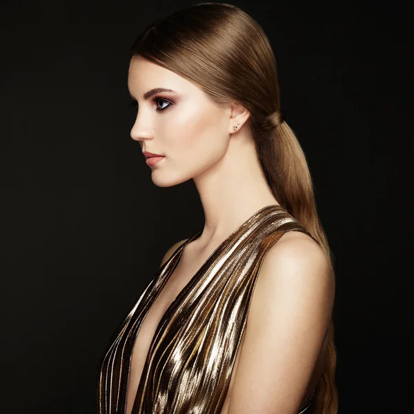 Mode portret van jonge mooie vrouw in goud jurk — Stockfoto