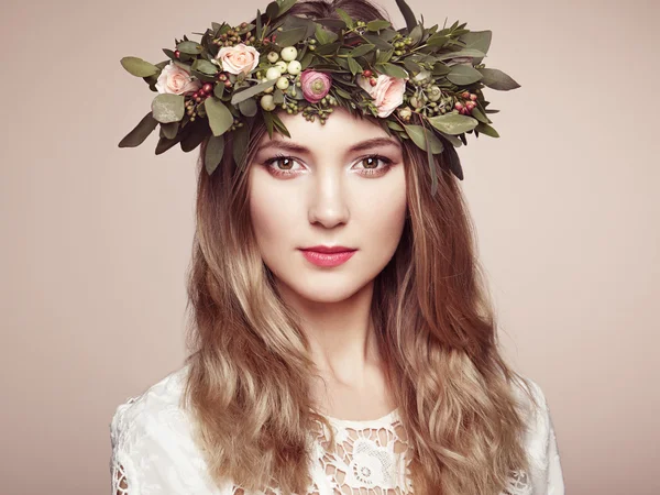 Hermosa mujer rubia con corona de flores — Foto de Stock