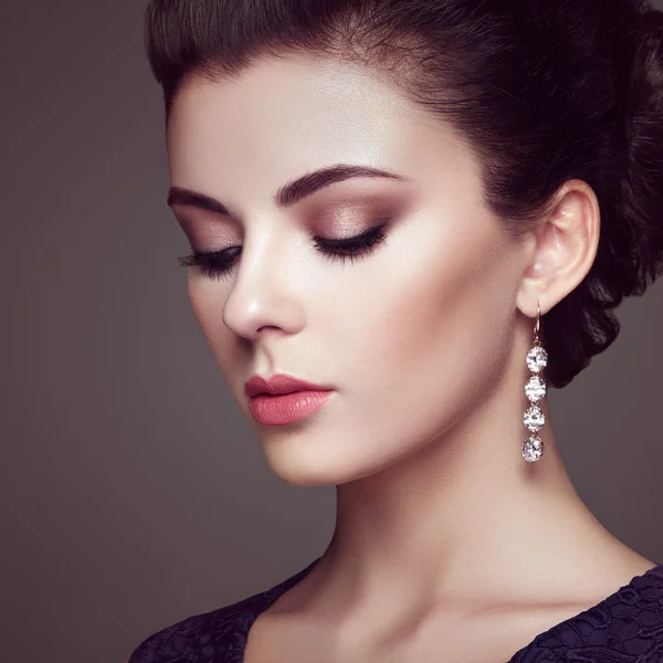 Portrait de mode de jeune belle femme avec des bijoux — Photo