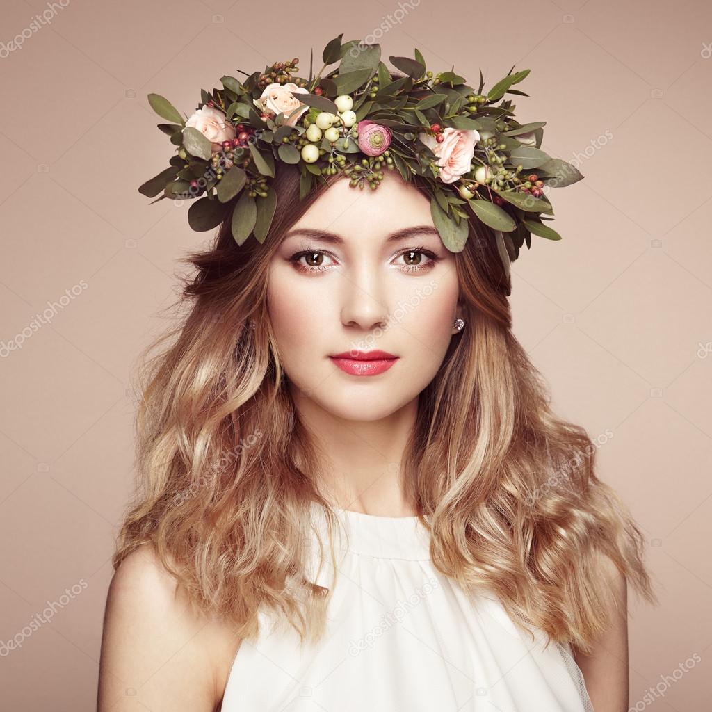 头上戴着用鲜花、水果和树枝编成的精致花环的女孩。照片摄影图片_ID:165013466-Veer图库