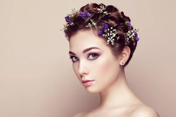 Virágokkal díszített gyönyörű nő arcát — Stock Fotó