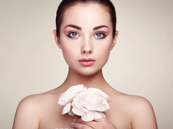 Portret pięknej młodej kobiety z kwiatami — Zdjęcie stockowe
