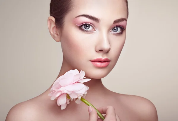 Retrato de una hermosa joven con flores — Foto de Stock