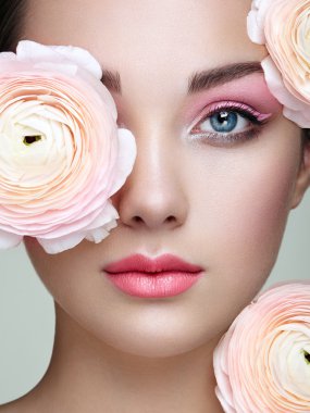 Çiçekli güzel bir genç kadının portresi.