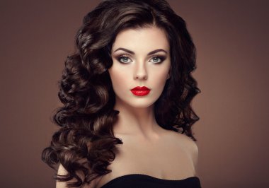 Kıvırcık saç modeli ile esmer kadın