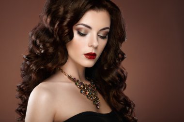 Kıvırcık saç modeli ile esmer kadın