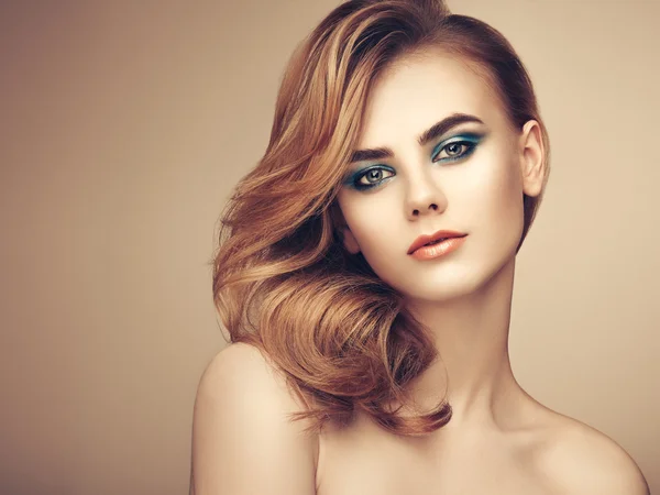 Sensuell kvinna med elegant frisyr — Stockfoto