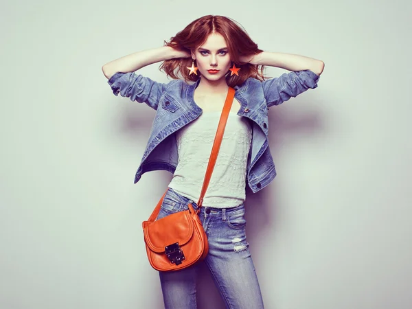 Young woman with handbag — Stock Photo, Image