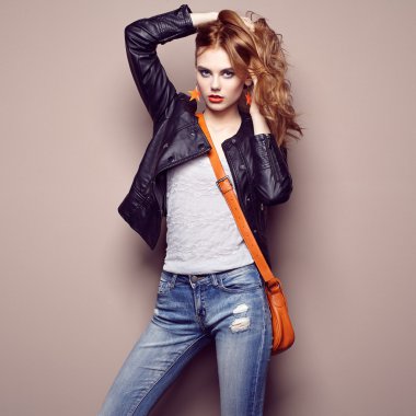 Güzel genç kadın çanta ile moda portre