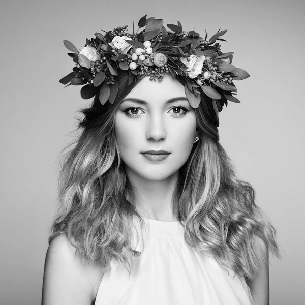 Mulher loira bonita com coroa de flores na cabeça — Fotografia de Stock