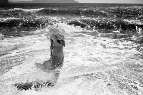 Hermosa joven en la playa. Océano — Foto de Stock