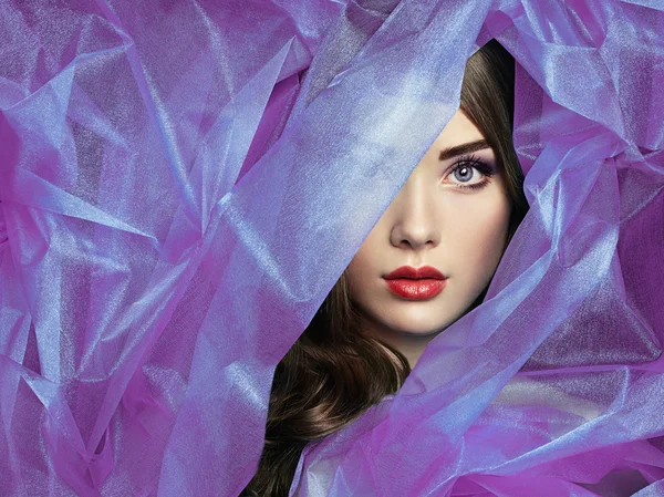 时尚照片紫色面纱下的美丽女性 — 图库照片