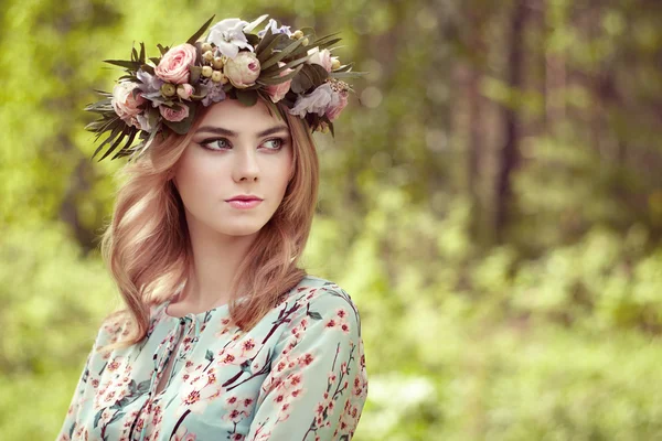 Piękna blond kobieta z kwiatów wieniec na głowę — Zdjęcie stockowe