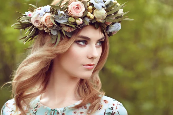 Schöne blonde Frau mit Blumenkranz auf dem Kopf — Stockfoto