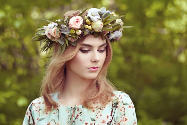 Mulher loira bonita com coroa de flores na cabeça — Fotografia de Stock