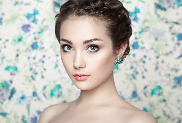 Retrato de mulher bonita jovem em um contexto de flores — Fotografia de Stock