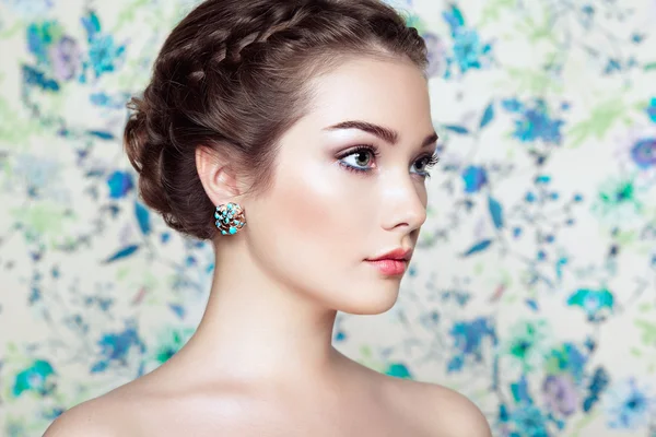 Portrait de jeune belle femme sur fond de fleurs — Photo