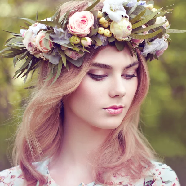 Mulher loira bonita com coroa de flores na cabeça — Fotografia de Stock
