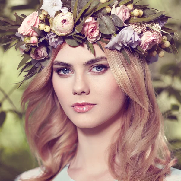 Beautiful blonde woman with flower wreath on her head — Stock Photo, Image