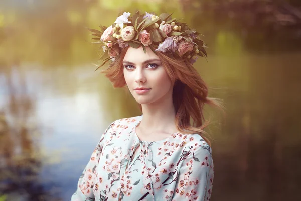 Hermosa mujer rubia con corona de flores en la cabeza —  Fotos de Stock