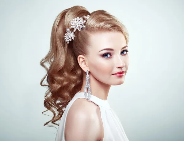 Portrait de mode de jeune belle femme avec des bijoux — Photo