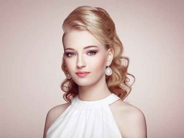 Mode portret van mooie jongedame met sieraden — Stockfoto