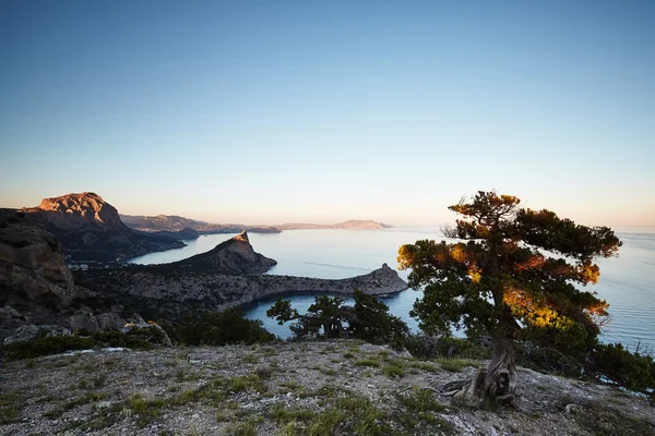 Bergen och havet i solnedgången — Stockfoto